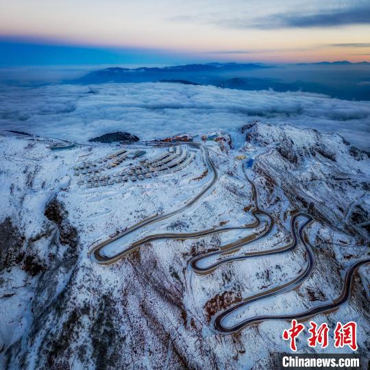 雪后的牛背山山頂和崎嶇的公路?！±顒P 攝