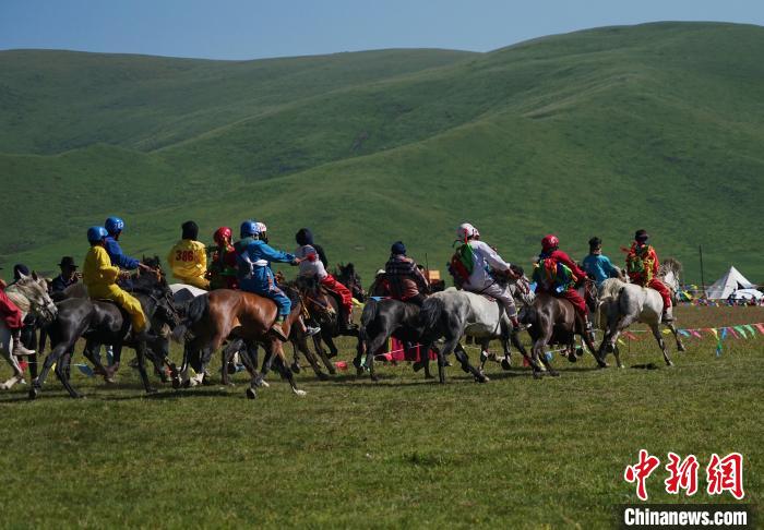 圖為選手進行3000米賽馬比賽。　馬銘言 攝