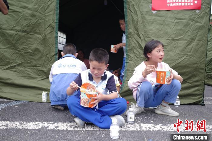 四川瀘定地震震中見聞：磨西鎮(zhèn)的熱鬧與寂靜