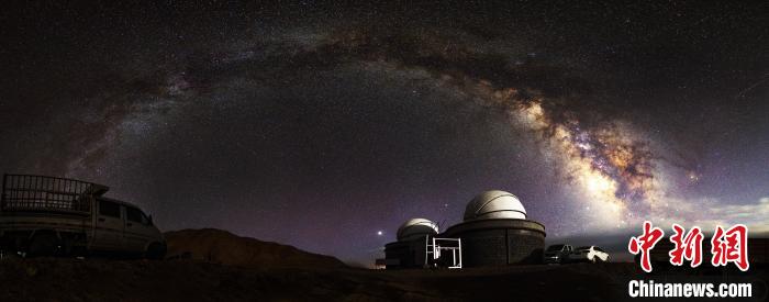 資料圖為冷湖賽什騰山天文臺址的星空。　冷湖工業(yè)園區(qū)供圖