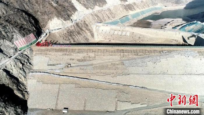 航拍巴塘水電站大壩。　中國(guó)安能第三工程局供圖