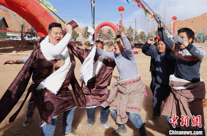 圖為藏族民眾跺腳歡呼慶祝弓箭手射中靶心。　馬銘言 攝