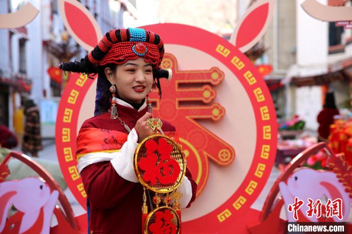 身著嘉絨藏族服飾的丹巴女孩送祝福?！〖o 攝