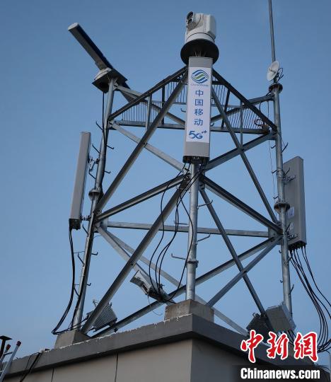 資料圖為建在龍羊峽湖區(qū)內(nèi)的5G基站。　青海移動海南分公司供圖