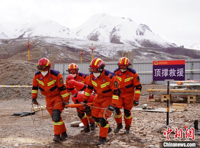 圖為地震實戰(zhàn)拉動現(xiàn)場，參演人員正在轉(zhuǎn)移受傷人員?！∮駱湎拦﹫D