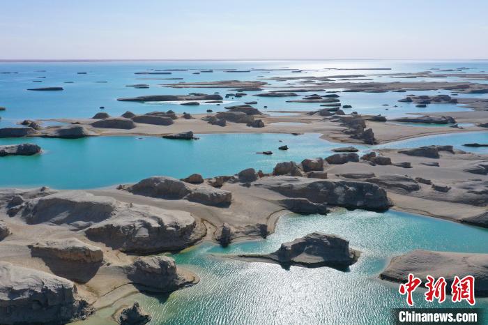 航拍青海大柴旦烏素特水上雅丹奇特景觀。　馬銘言 攝