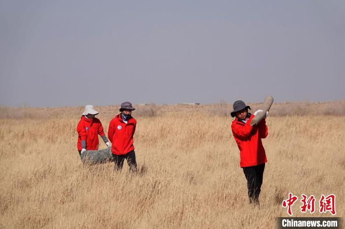 格爾木濕地站建設(shè)過(guò)程中，第二次青藏科考中科院空天院分隊(duì)隊(duì)員化身搬運(yùn)工，在高原上開展體力勞動(dòng)?！?lt;a target='_blank' href='/'><p  align=