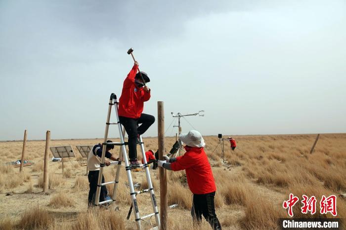 格爾木濕地站建設(shè)過(guò)程中，第二次青藏科考中科院空天院分隊(duì)隊(duì)員揮錘安裝防護(hù)欄?！?lt;a target='_blank' href='/'><p  align=