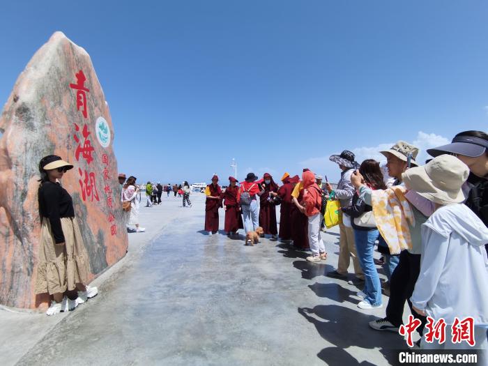 圖為航拍青海湖美景引游客拍照打卡?！∑钤鲚?攝