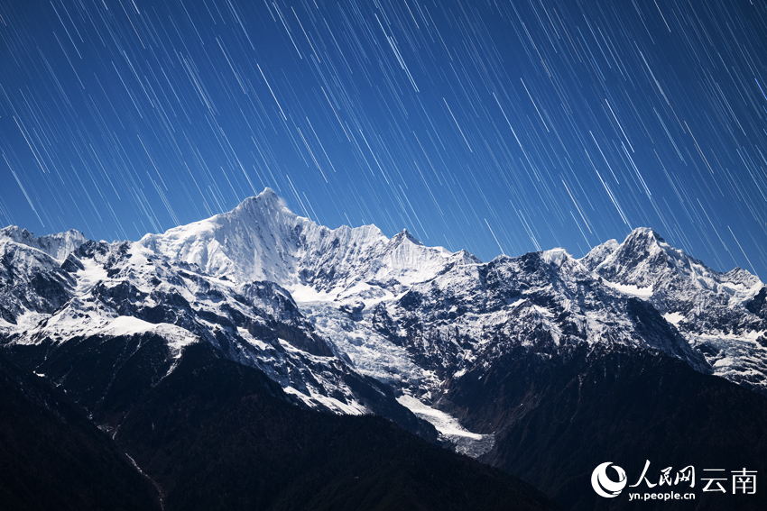 梅里雪山“星河流淌”奇觀。趙一舟攝