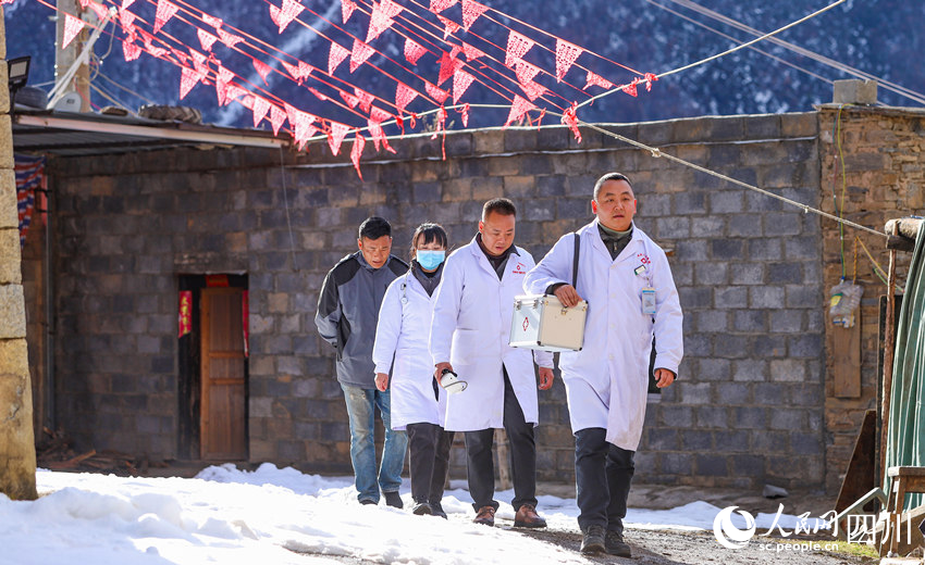 對口幫扶醫(yī)療小分隊行走在雪地里。劉學懿攝