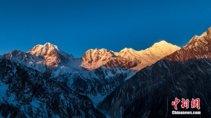 圖為2月1日，清晨陽(yáng)光照在貢嘎雪山上，出現(xiàn)“日照金山”景觀。(無(wú)人機(jī)照片)<a target='_blank' href='/'><p  align=