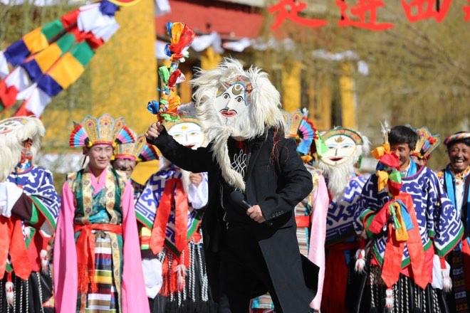 60歲的老奶奶，不會漢語，卻能唱京劇！一曲《北京的金山上》瞬間捕獲了觀眾的心。