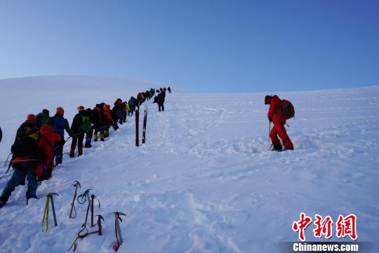 第十七屆中國(guó)西藏登山大會(huì)閉幕39人站上海拔6010米峰頂