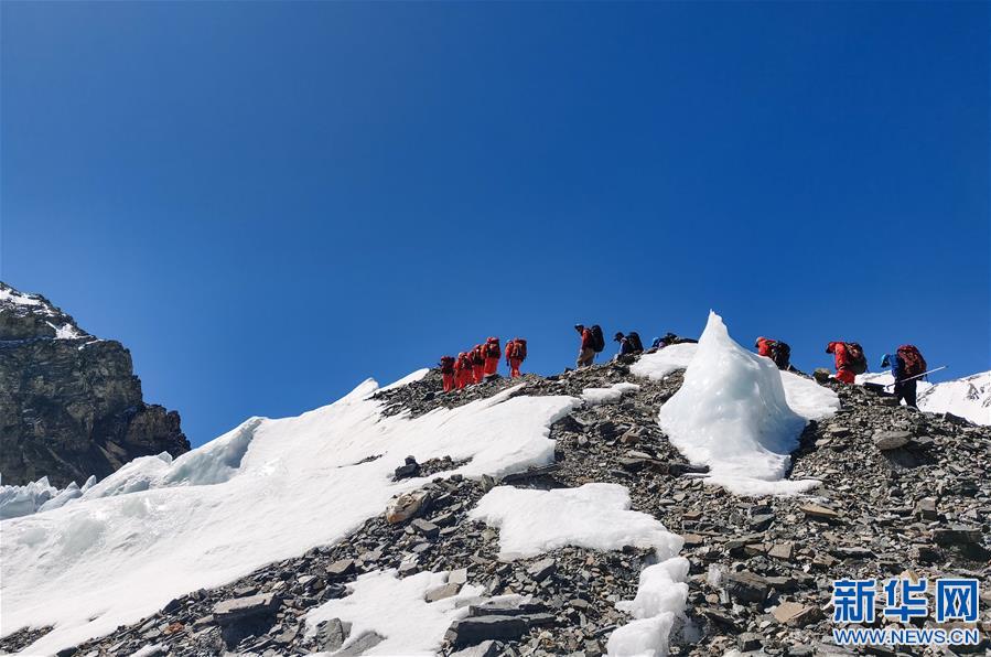 （2020珠峰高程測(cè)量）（3）2020珠峰高程測(cè)量登山隊(duì)抵達(dá)海拔6500米的前進(jìn)營地