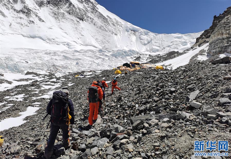 （2020珠峰高程測(cè)量）（5）2020珠峰高程測(cè)量登山隊(duì)抵達(dá)海拔6500米的前進(jìn)營地