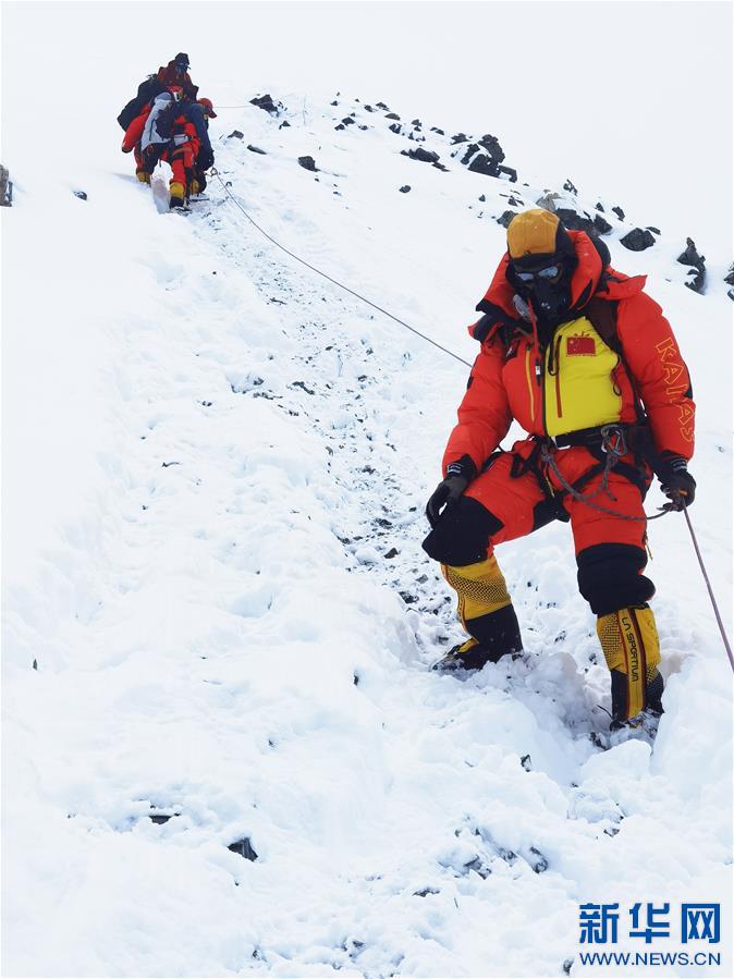 （2020珠峰高程測量）（3）珠峰高程測量登山隊撤回前進營地 登頂日期將再調(diào)整