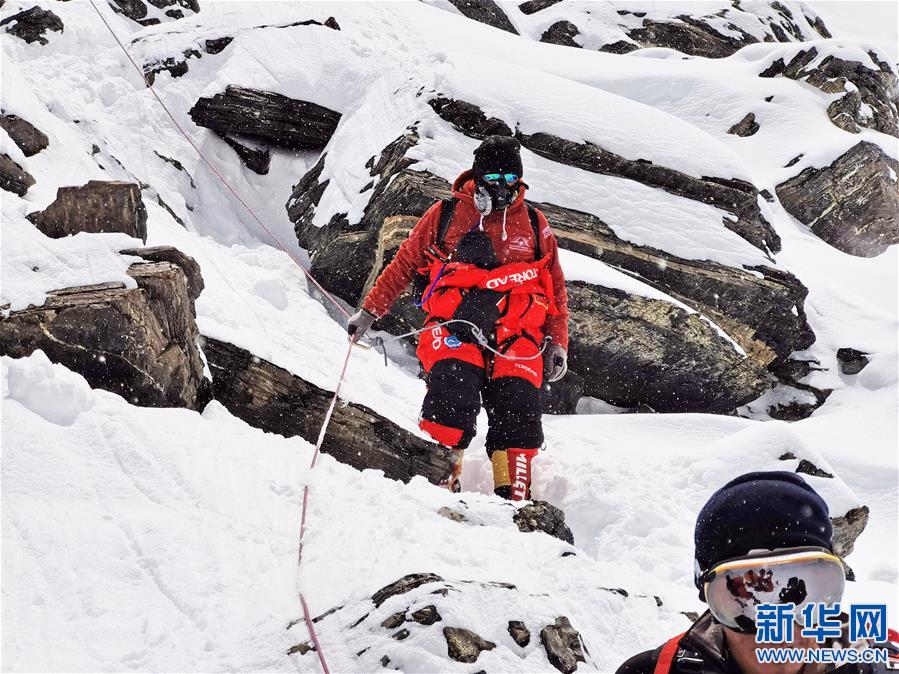 （2020珠峰高程測量）（4）珠峰高程測量登山隊撤回前進營地 登頂日期將再調(diào)整