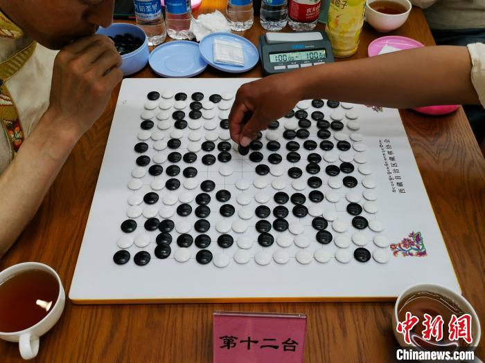 圖為藏棋(久棋)比賽瞬間?！垈?攝