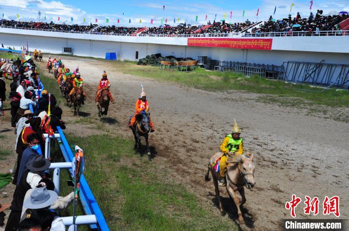 圖為少年騎手騎乘沒有馬鞍的賽馬，靠雙腳夾住馬馳騁在跑道上。　張偉 攝