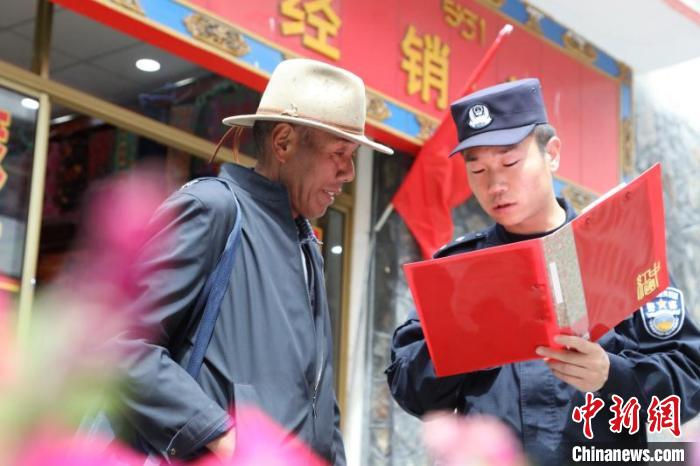 圖為民警在邊境村莊宣傳邊境政策法規(guī)。　亞?wèn)|出入境邊防檢查站供圖 攝