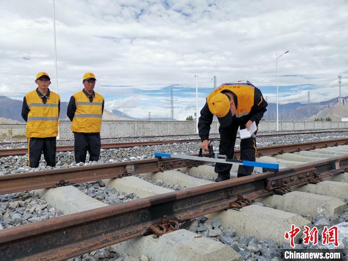 圖為參賽選手在比賽項(xiàng)目中用軌距尺測(cè)量鋼軌距離。　趙延 攝