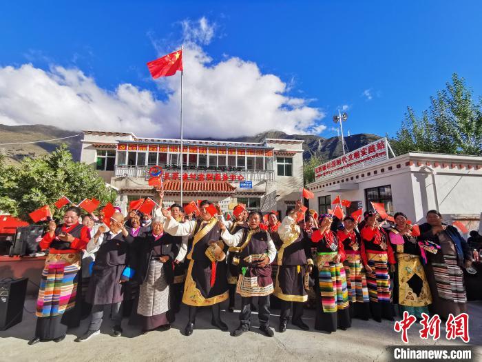 圖為林芝朗縣洞嘎鎮(zhèn)扎西塘村村民表達(dá)對(duì)祖國(guó)的祝福?！×种ナ形麄鞑?供圖