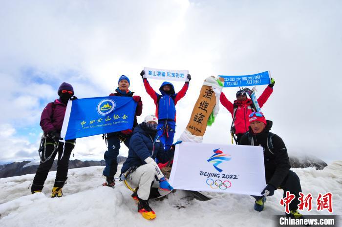 圖為5日，登山者在洛堆峰頂合影。　張偉 攝