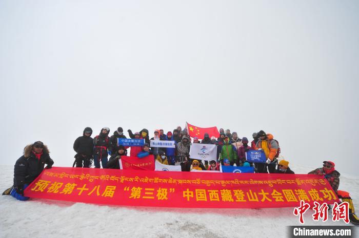 圖為5日，登山者在洛堆峰頂合影。　張偉 攝