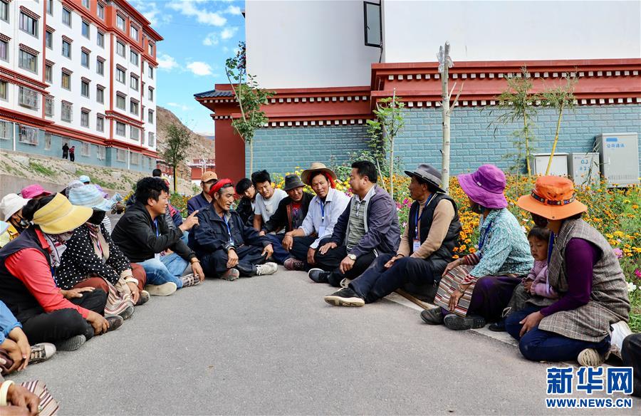 （西藏昌都解放70周年·圖文互動）（1）“群眾搬出來住安穩(wěn)了，我就踏實了?！薄痪€扶貧干部赤列旺堆的心里話