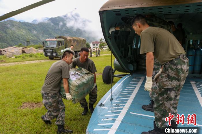 西藏軍區(qū)：飛躍雪山峽谷將過(guò)冬物資運(yùn)抵邊防哨卡