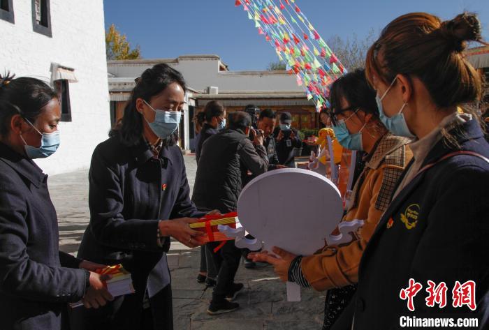 西藏布達(dá)拉宮雪城聯(lián)合學(xué)校啟動(dòng)愛國主義實(shí)踐教育