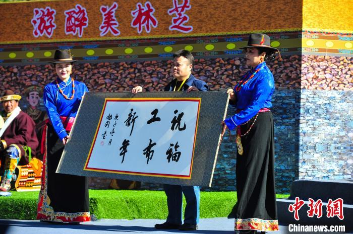 圖為14日，當(dāng)?shù)孛癖娛謱懝げ夹履曩R詞?！垈?攝