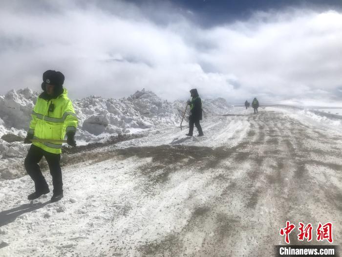 資料圖為，西藏安多交警在唐古拉山埡口除冰作業(yè)。西藏安多縣公安局 供圖