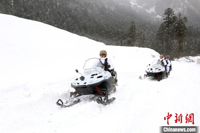 圖為雪地摩托車開路?！⊙鸩?攝