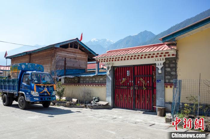 圖為林芝下察隅鎮(zhèn)布巴村村民家門(mén)口停放著貨運(yùn)車(chē)輛?！〗w波 攝