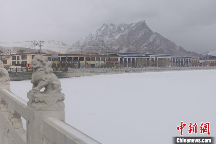 圖為2月5日傍晚時(shí)分的西藏阿里獅泉河鎮(zhèn)雪景?！⊥跏啦?攝