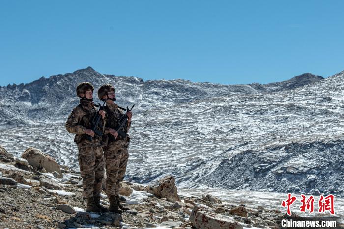 西藏軍區(qū)某旅任務(wù)分隊(duì)官兵邊防線(xiàn)上迎新年