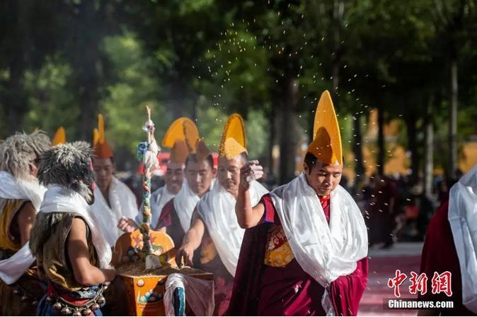 資料圖：扎什倫布寺跳神活動結(jié)束后，僧眾依次拋撒“切瑪”盒中的青稞祈福。<a target='_blank' ><p  align=