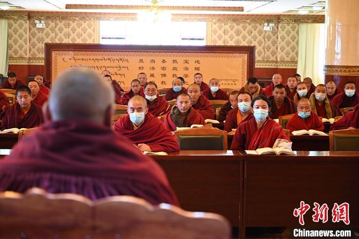 3月23日，記者走進(jìn)位于拉薩的西藏佛學(xué)院，探訪宗教學(xué)府的新學(xué)期。圖為佛學(xué)院學(xué)員正在上課。<a target='_blank' ></p><p  align=