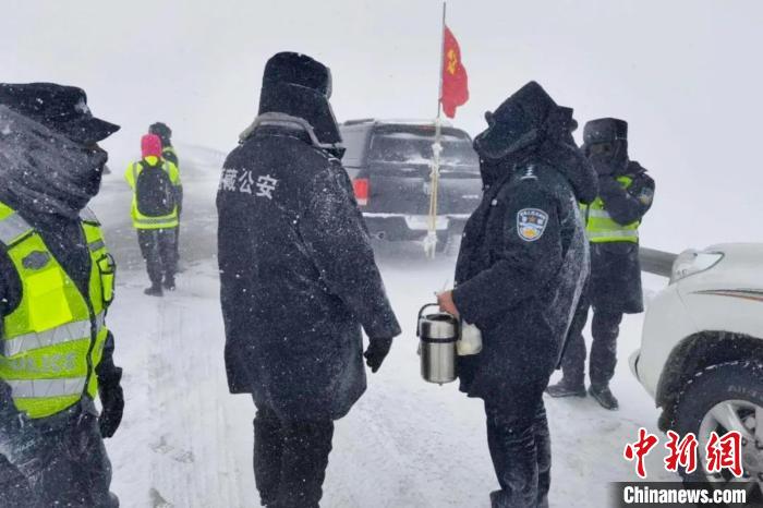 強(qiáng)降雪后，西藏安多縣警方在國(guó)道109線唐古拉山段開展除雪保通工作?！“捕嗫h公安局 供圖 攝