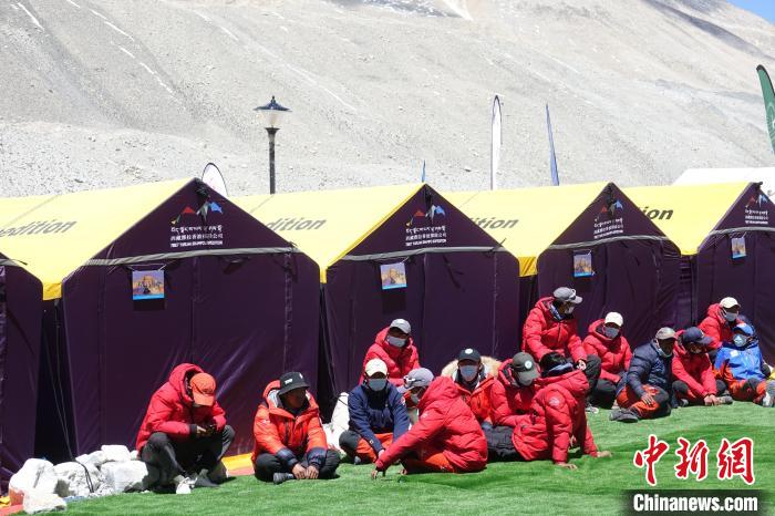 5月9日，登山隊員在珠峰北坡登山大本營歇息?！∪轿木?攝