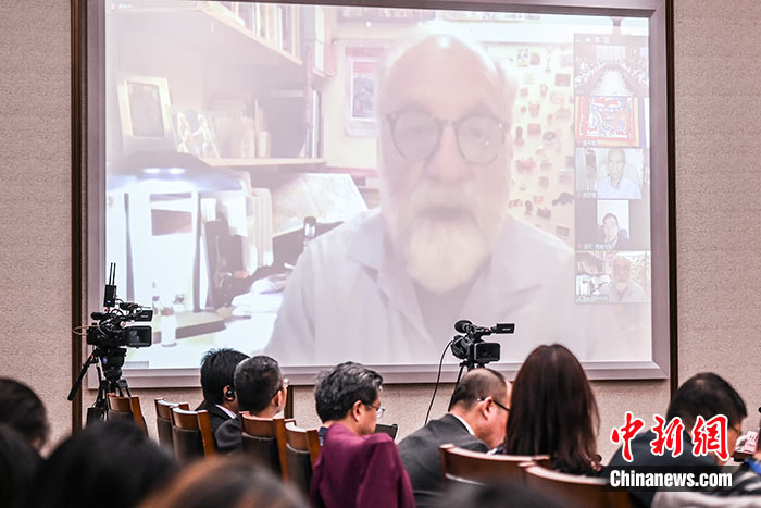 5月16日，由中國社會科學(xué)院西藏智庫、中國社會科學(xué)院民族學(xué)與人類學(xué)研究所主辦的第五屆西藏智庫國際論壇在北京舉行。美國紐約州立大學(xué)教授譚·戈倫夫在主旨演講中表示，自20世紀(jì)80年代以來，西方學(xué)者對西藏研究的范圍逐漸擴(kuò)大，但西藏的語言和宗教仍然是最吸引西方學(xué)者的研究領(lǐng)域。 <a target='_blank' ><p  align=