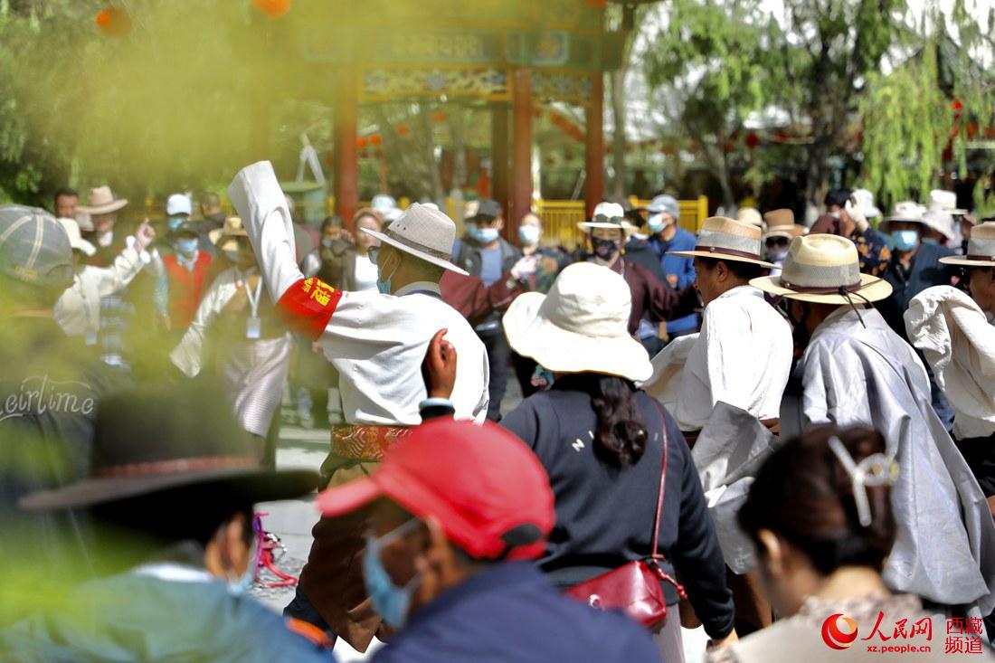 拉薩市民在宗角祿康公園跳鍋莊舞。人民網(wǎng) 次仁羅布攝