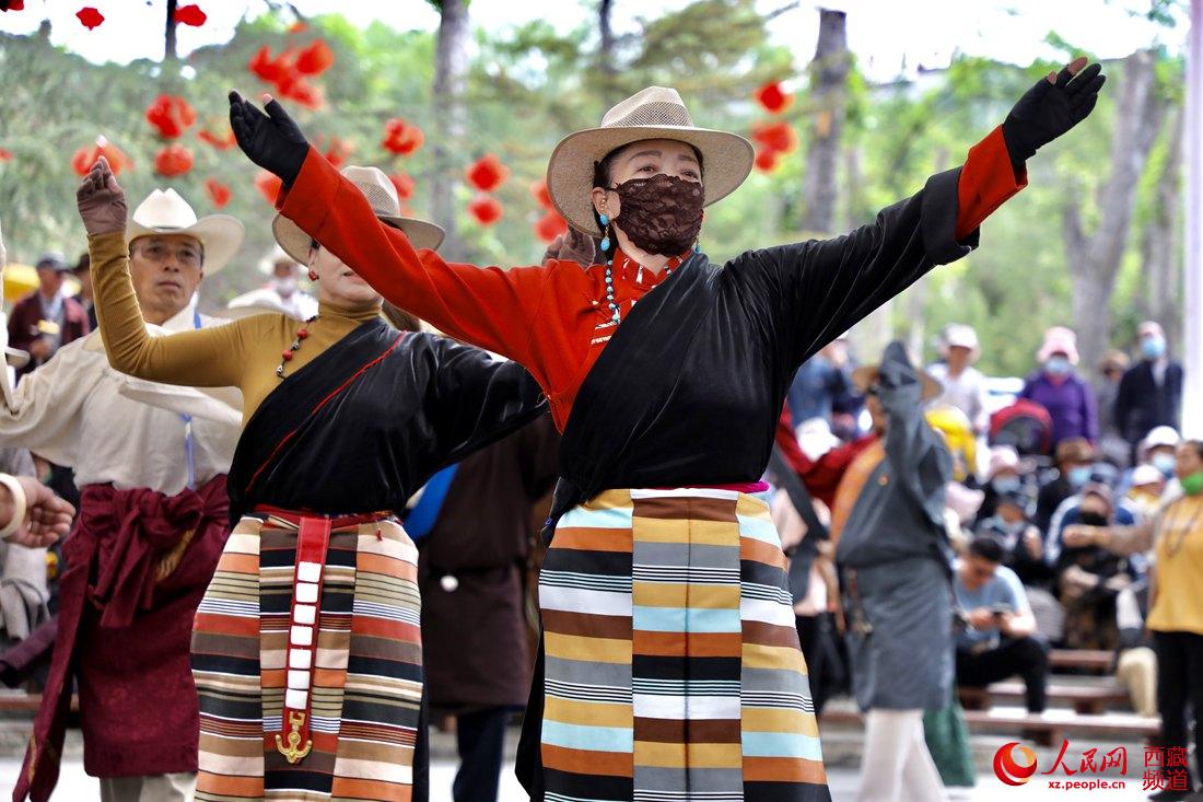 拉薩市民在宗角祿康公園跳鍋莊舞。人民網(wǎng) 次仁羅布攝