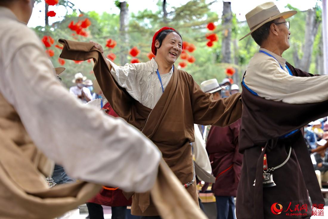 拉薩市民在宗角祿康公園跳鍋莊舞。人民網(wǎng) 次仁羅布攝