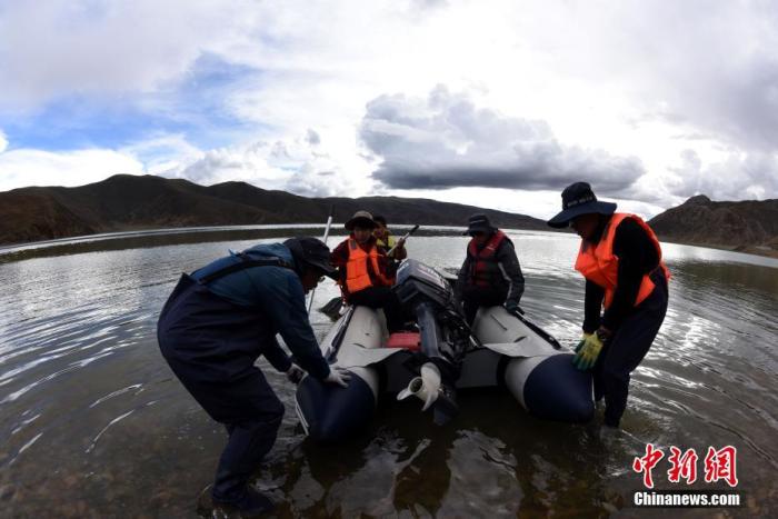 圖為科考隊員準(zhǔn)備乘快艇前往浪錯湖中心開展科考作業(yè)。 <a target='_blank' ><p  align=