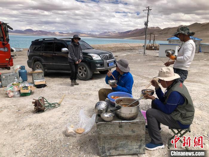 在“世界屋脊”上作業(yè)，中國科考隊員衣、食、住、行有何特色？