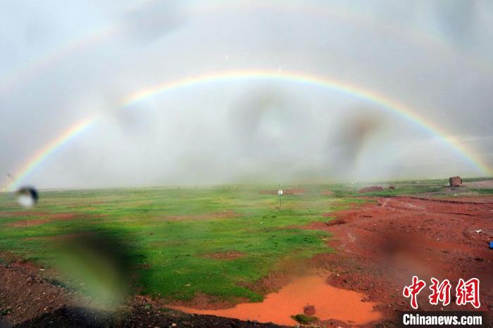 科考隊(duì)員在茲格塘錯采樣返程途中，高原風(fēng)雨彩虹送行。　<a target='_blank' ></p><p  align=