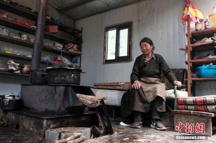 圖為8月6日，“玉麥姐妹”央宗在自家牧場放牧點的小屋里，她傳承了父親的生活習慣，喜歡待在牧場。 <a target='_blank' ></p><p  align=